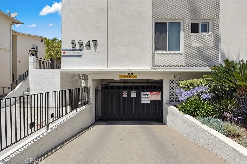 5947 Carlton Way building entrance